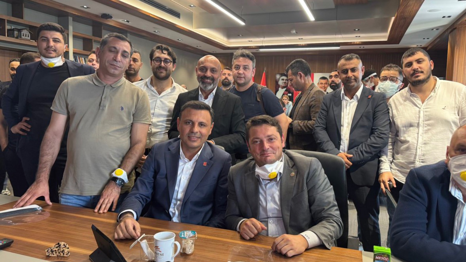 chplilerden istanbul il baskanligi binasinda ozgur celik ile fotografli paylasim Q966Gv6b