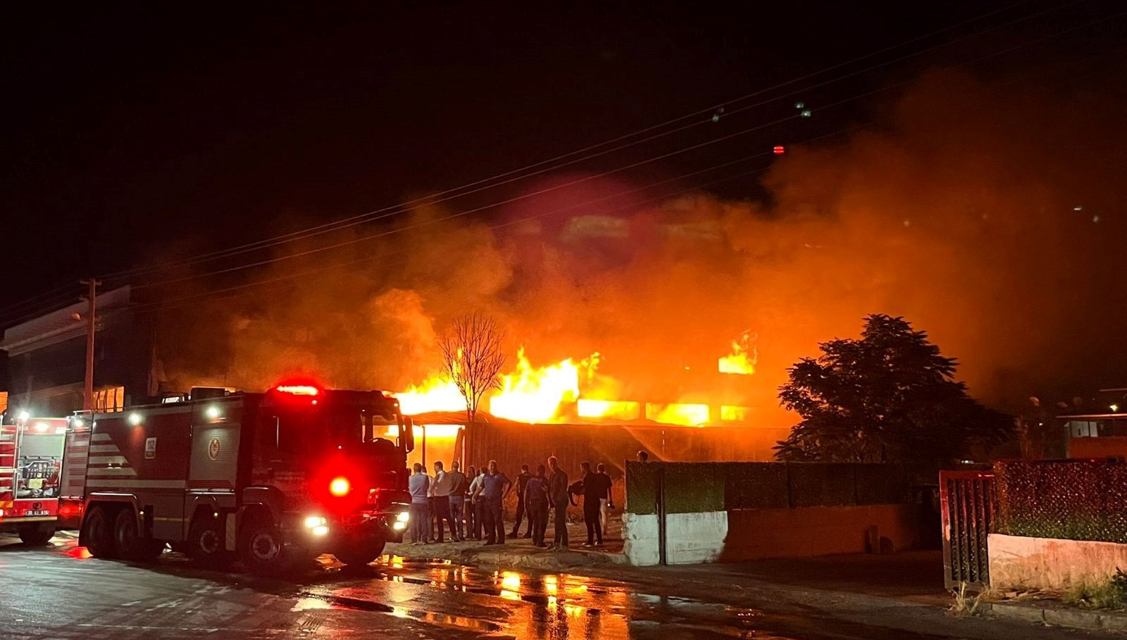 izmirde fabrika yangini ekipler mudahale eidyor kKKEm7z9