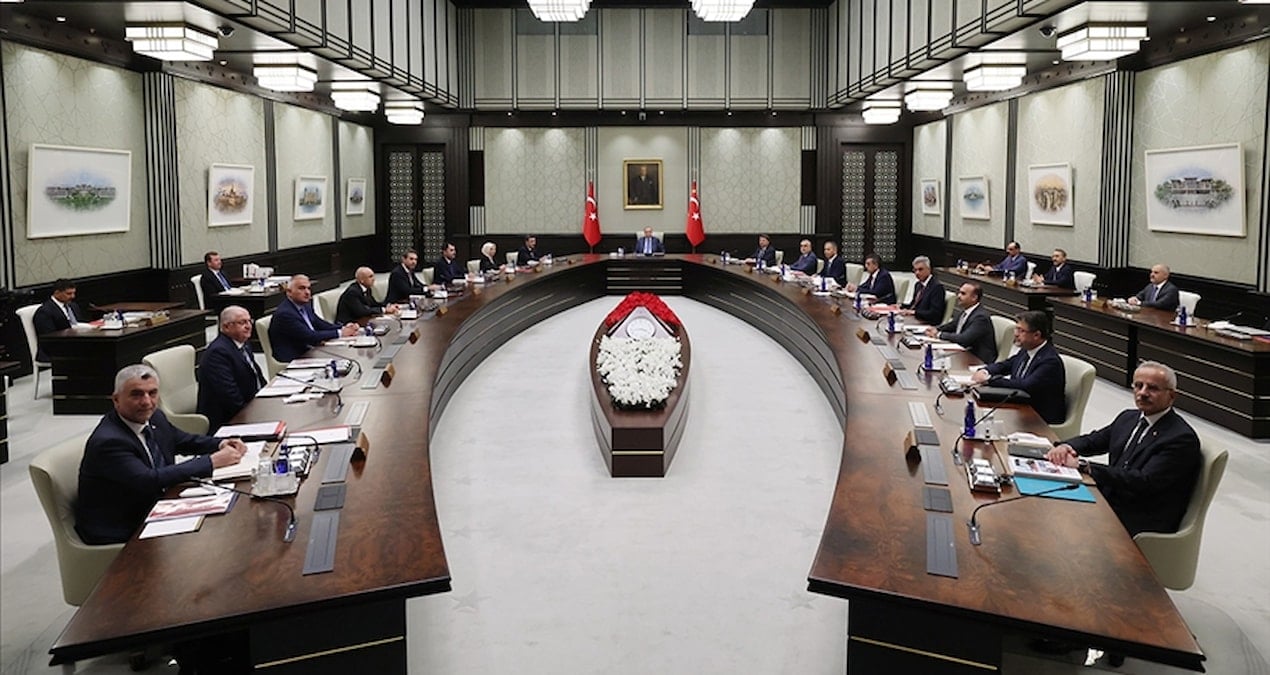 kabine toplaniyor masada neler var FqP8R4n6