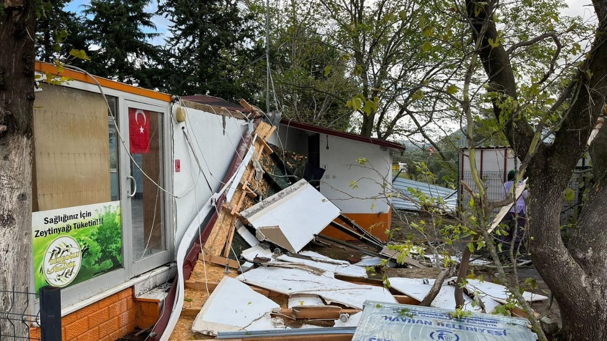 balikesirde hortum isletme yikildi agaclar sokuldu jwVFuHSY.jpg