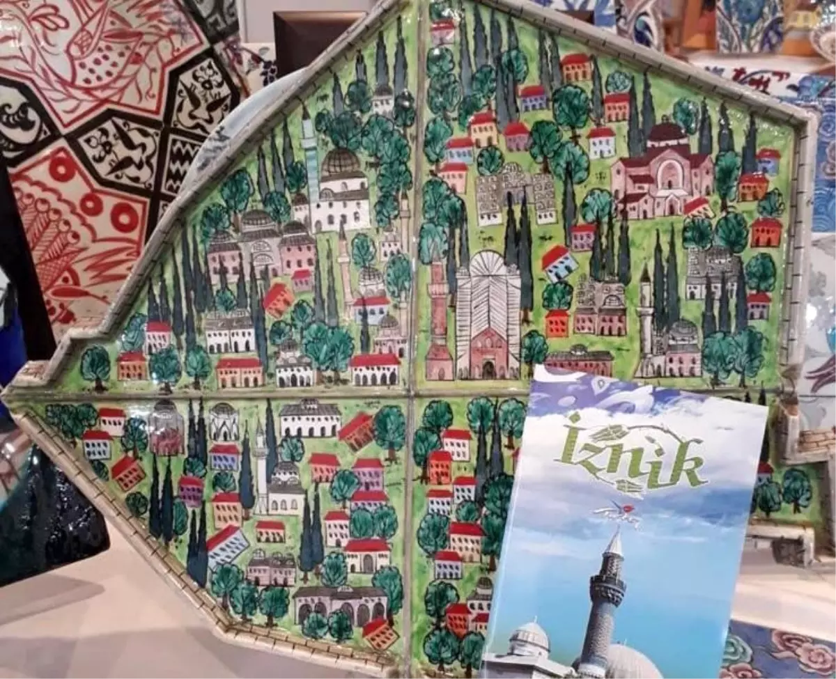 cini sanatcisi mesude kunen papa 14uncu leoya izniki resmettigi tabloyu hediye edecek t32785VM.jpg