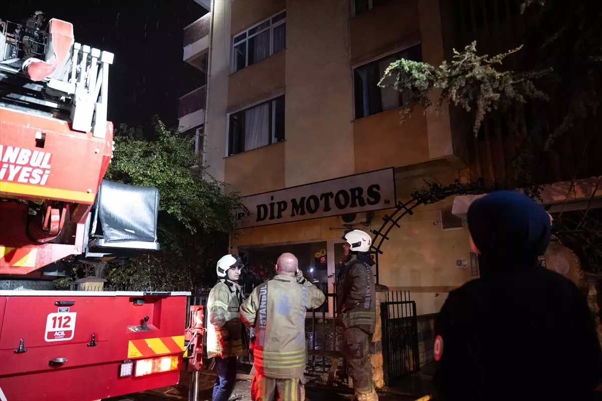 kadikoyde yangin 4 kisi hastaneye kaldirildi ssD1eWiO