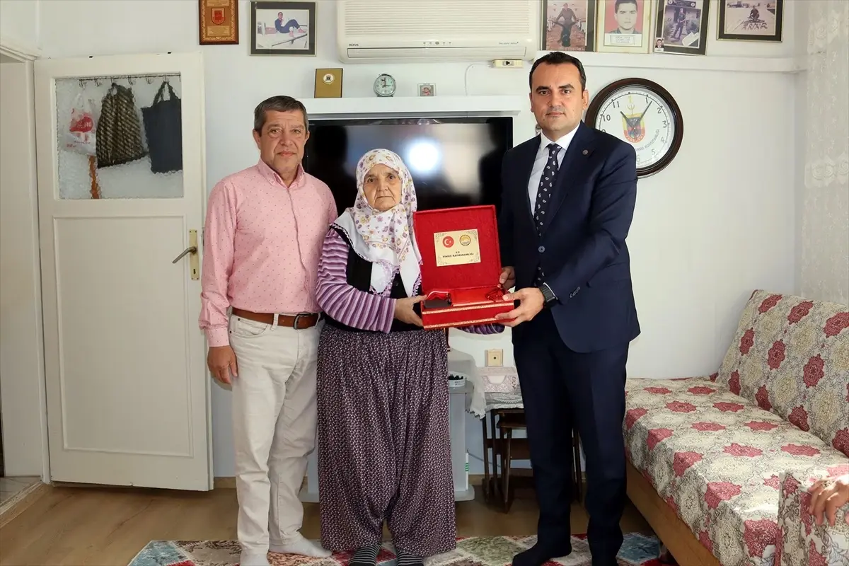 kaymakam celikten sehit ailesine ziyaret C5fDtNVZ.jpg