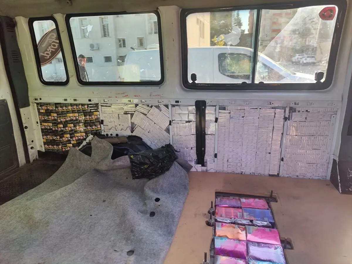 midyatta yolcu minibusunde 16 bin paket kacak sigara ele gecirildi GbiRjtp9.jpg