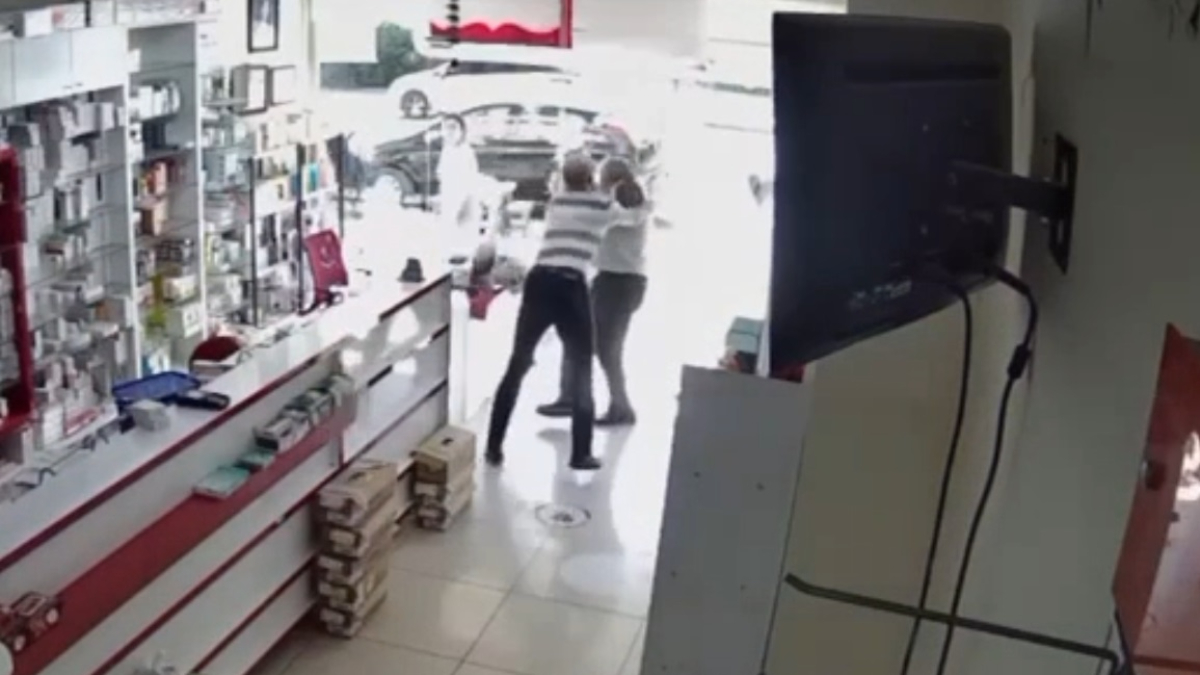 mersinde eczaci teknisyeni tartaklandi yeni goruntulerle gercek ortaya cikti fyln5xIl.jpg