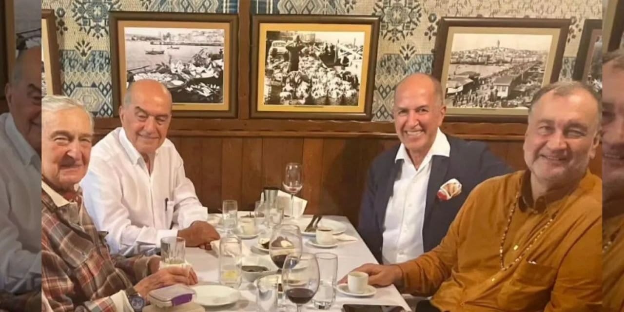 surpriz bulusma rahmi koc ve murat ulker ayni masada YN4F5vhy.jpg