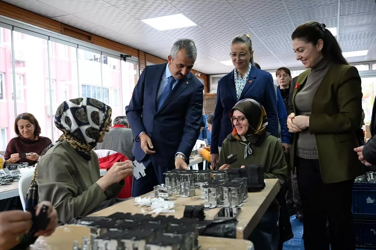 vali sezer kadin uretim atolyesini ziyaret etti qfuFAdR2.jpg