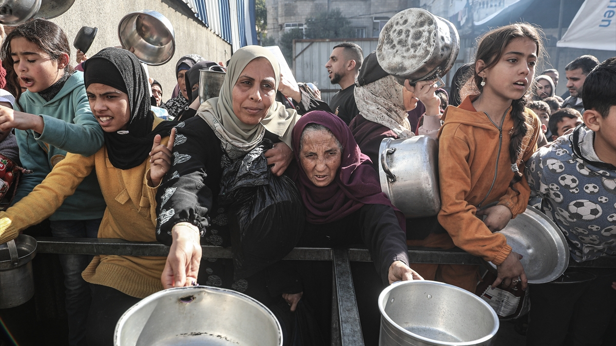 Gıda krizinin devam ettiği Gazze’de yemek dağıtımı gerçekleştirildi