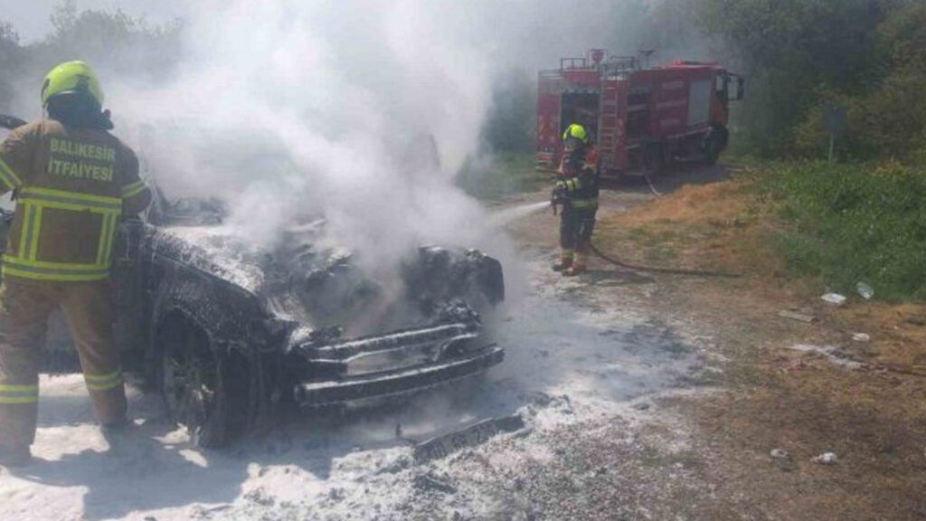 gonende-korku-dolu-anlar-alevlere-teslim-olan-aractan-geriye-sadece-demir-yigini-kaldi-E7k7mjP4