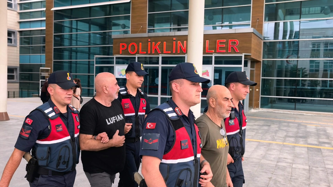 Evinde uyusturucu duzenegi bulunan yonetmen ezel akay ve kardesi adliyeye sevk edildi IYJxDFv6
