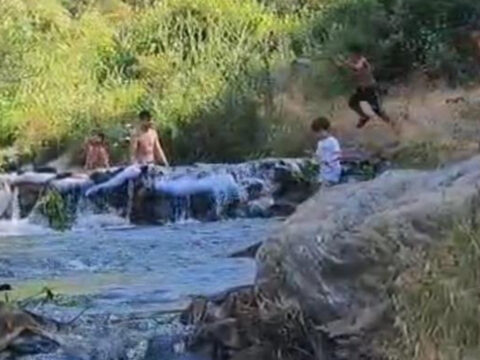 Sicaklardan bunalan cocuklar icin dere havuza donusturuldu FtDtcv2O